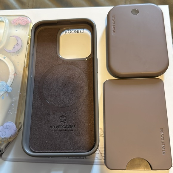 Velvet Caviar Cases, wallet, battery pack - Picture 4 of 4